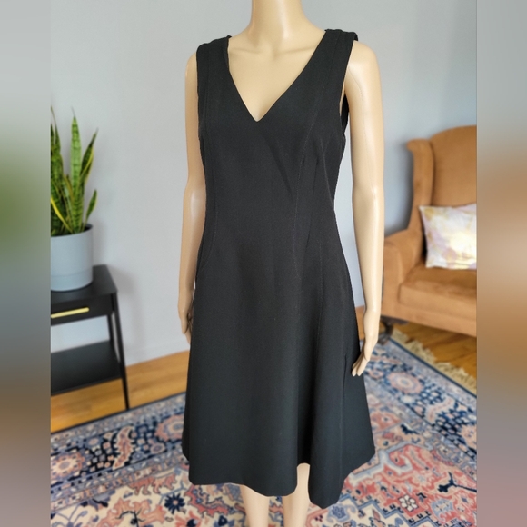 Banana Republic Black V-neck Sleeveless Dress, Size 10, Has Pockets! - Picture 2 of 7
